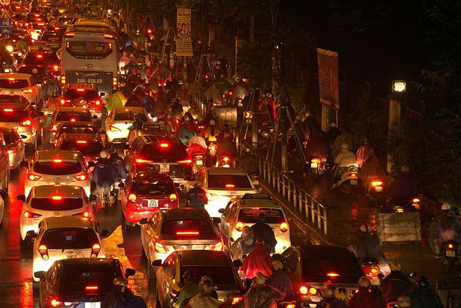 Hàng ngàn người dân Thủ đô chôn chân trong mưa rét vì tắc đường